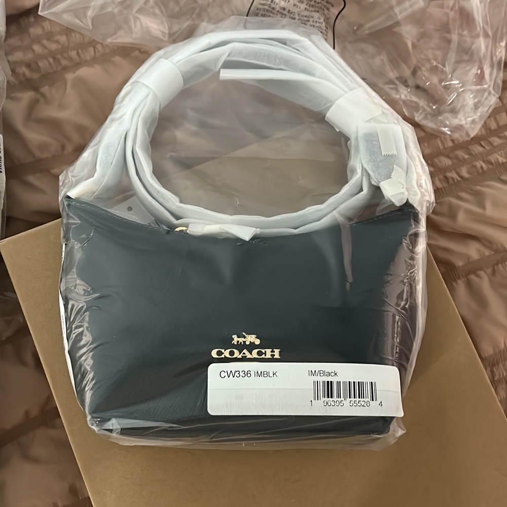 Zip Top Crossbody Bag
COLOR: GOLD/BLACK